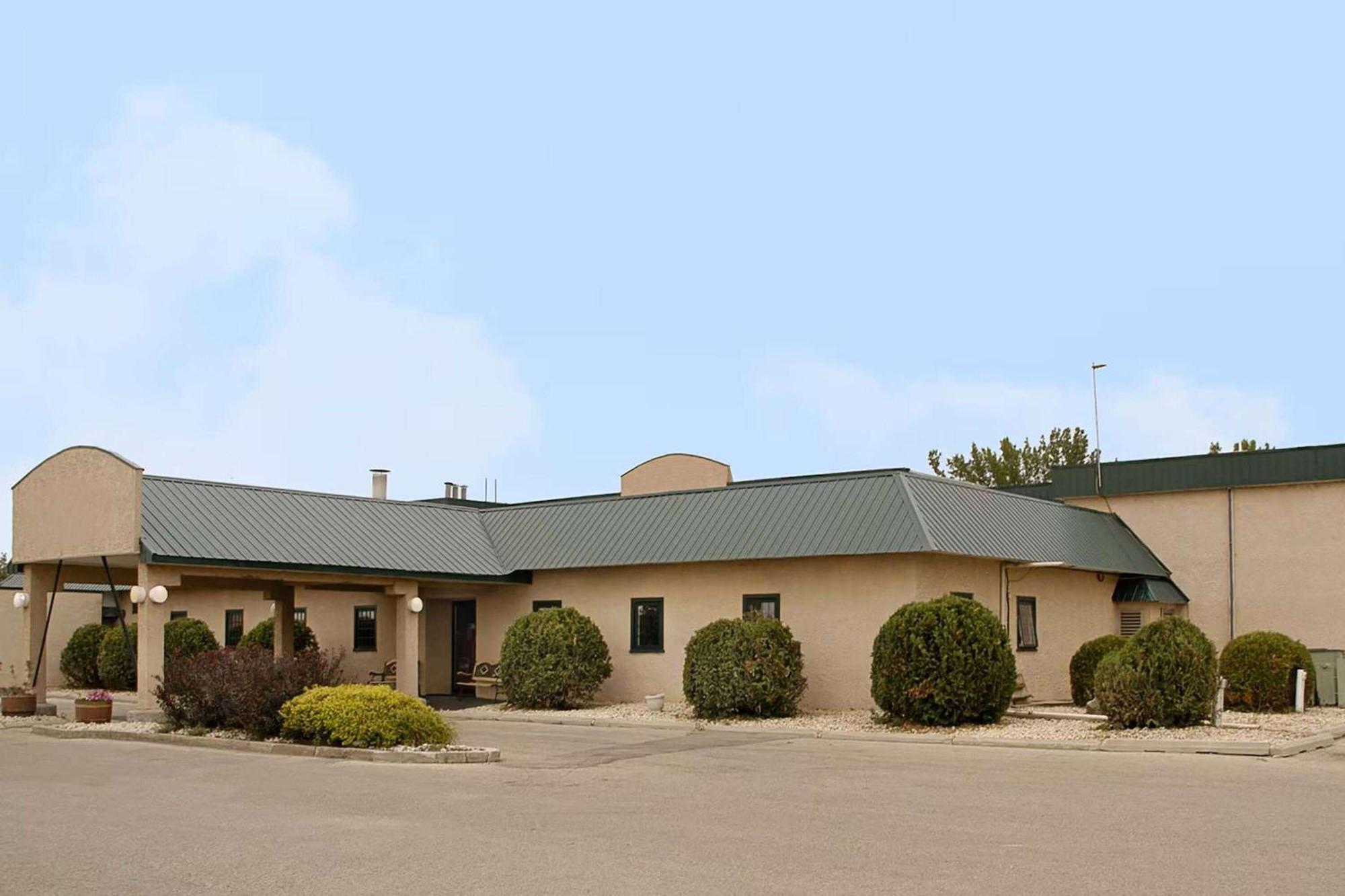Howard Johnson By Wyndham Portage La Prairie Extérieur photo