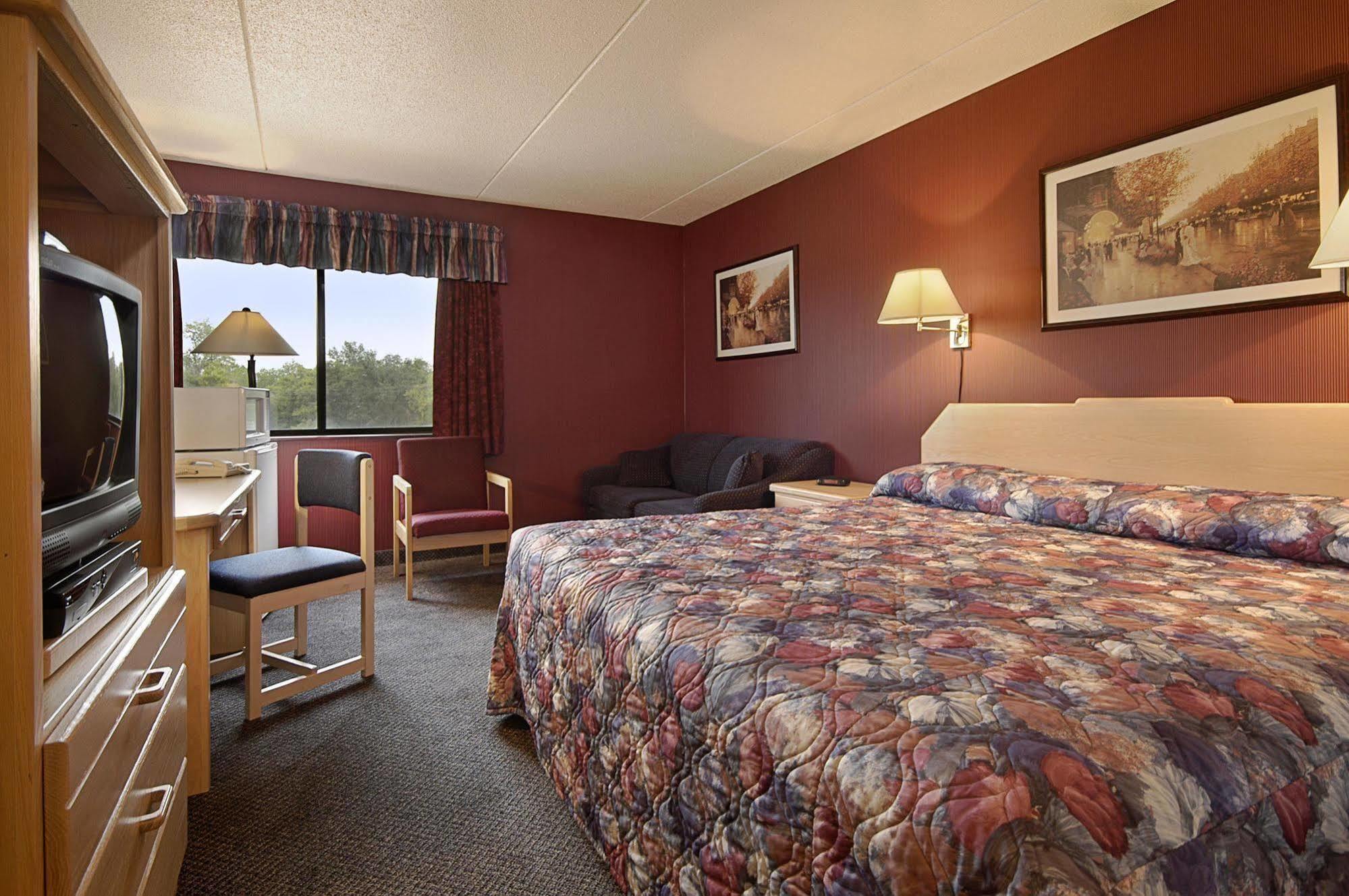 Howard Johnson By Wyndham Portage La Prairie Extérieur photo