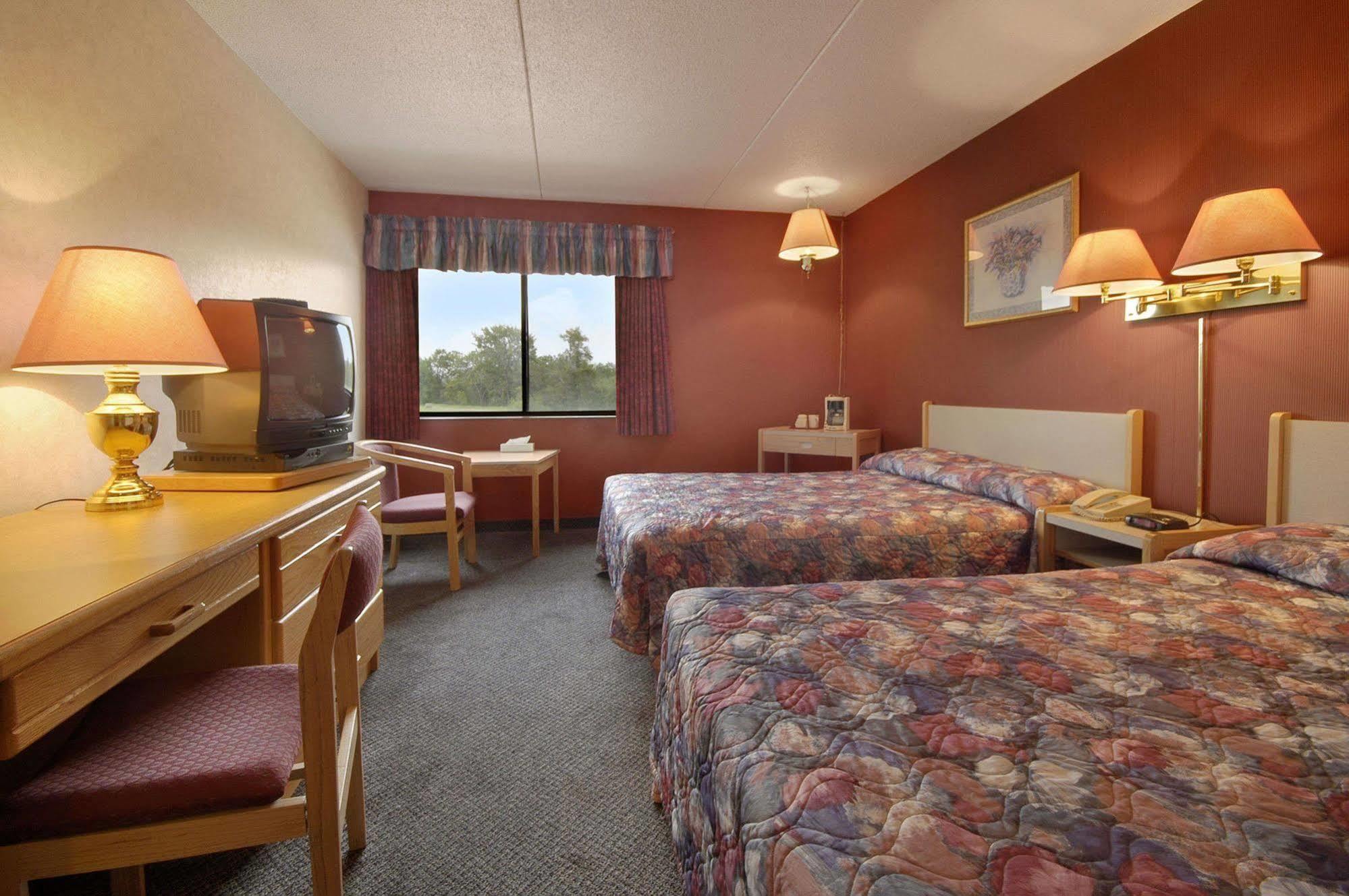Howard Johnson By Wyndham Portage La Prairie Extérieur photo